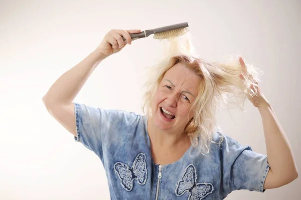 Friseurmedizin Haarsanierung Beschädigtes Gespaltenes Haar Übertrocknete Verwöhnte Erwachsene Frau Blond — Stockfoto