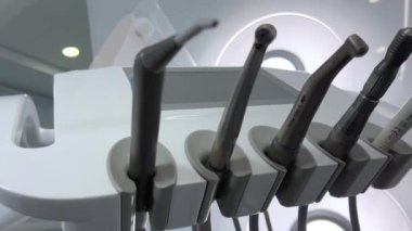 Diş hekimliği bürosu, aletler dişçi Modern boş diş hekimliği koltuğu, parlak iç dişçilik, tıp ve stomatoloji konsepti Modern diş kliniği ofisinin içini bulanıklaştırdı