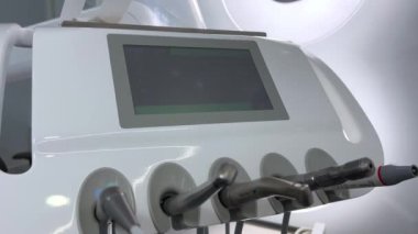 Diş hekimliği bürosu, aletler dişçi Modern boş diş hekimliği koltuğu, parlak iç dişçilik, tıp ve stomatoloji konsepti Modern diş kliniği ofisinin içini bulanıklaştırdı