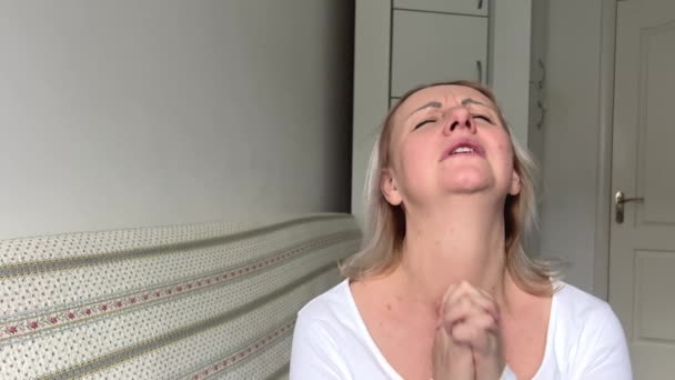 Eine Frau Betet Klatscht Die Hände Jubeln Hebt Ihren Kopf — Stockvideo