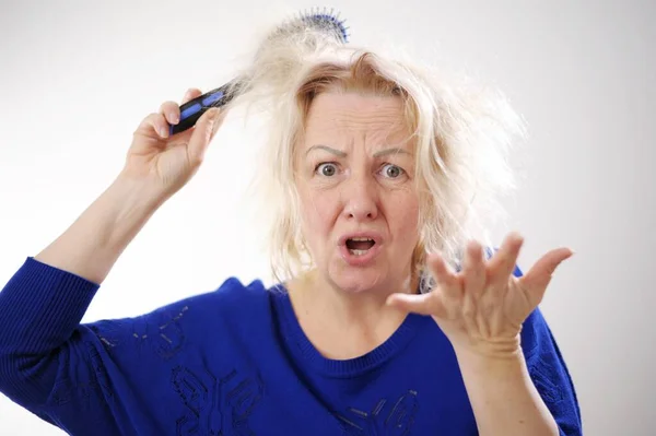 Friseurmedizin Haarsanierung Beschädigtes Gespaltenes Haar Übertrocknete Verwöhnte Erwachsene Frau Blond — Stockfoto