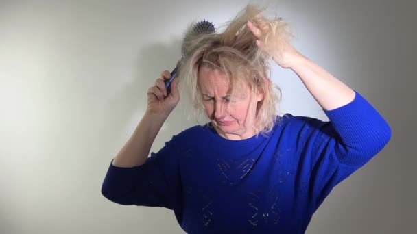 理发药物恢复头发损坏分叉头头发干枯的成年妇女金发碧眼的白发灰白 伤痕累累的女性形象保持着未刷过的女性形象 — 图库视频影像
