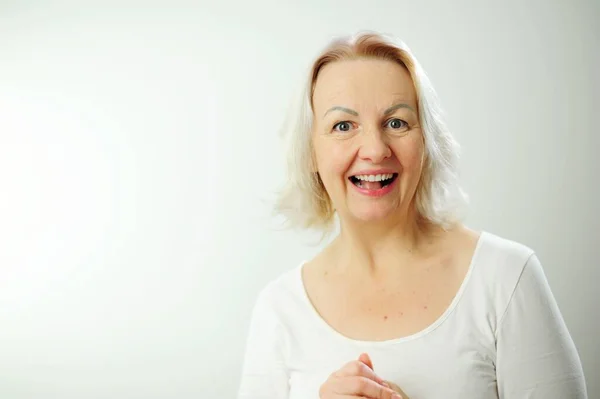 Glückliche Reife Blonde Dame Sitzt Auf Der Couch Hält Videotelefonie — Stockfoto