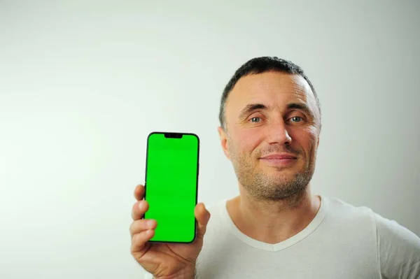 Positieve Duizendjarige Man Toont Enorme Gloednieuwe Smartphone Met Leeg Scherm — Stockfoto