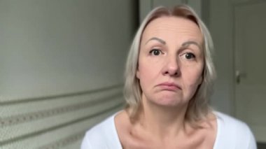 Şüphe duyulan bir kadın rüya görür. Güzel, güzel bir bayan seçer. Sorunları çözer, omuz silker..