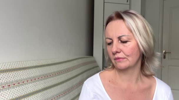 Mulher Confusa Sente Problema Infeliz Vida Pessoal Briga Romper Com — Vídeo de Stock