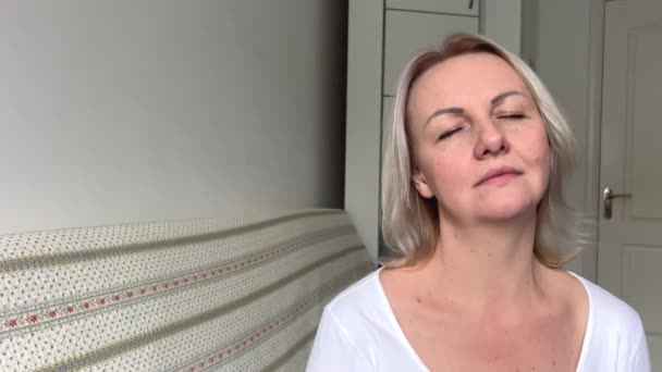 소파에 여성의 사진입니다 여성은 통증으로 스트레스로 고통받고 편두통으로 머리를 만지고 — 비디오