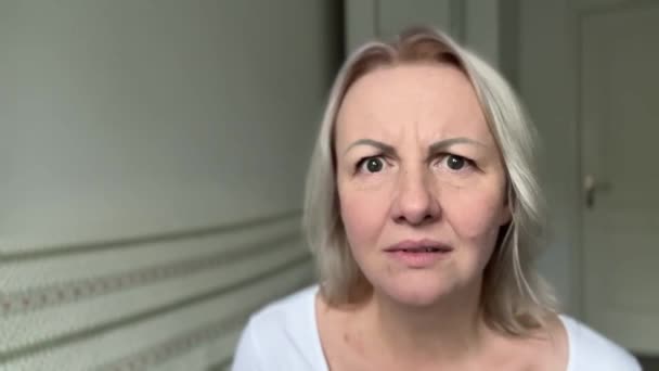 Kobieta Pokazuje Palec Boku Bardzo Rozgniewany Nie Rozumie Jest Następnie — Wideo stockowe