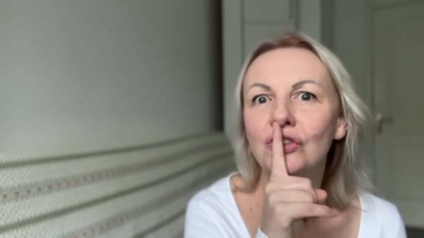 Палець Губ Тихо Блондинка Яка Просить Тиші Тиші Жестикулюючи Пальцем — стокове відео