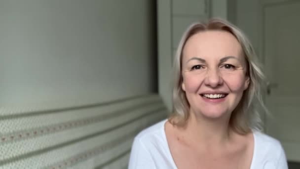 Ευτυχισμένη Ώριμη Ξανθιά Κυρία Που Κάθεται Στον Καναπέ Κρατώντας Βιντεοκλήση — Αρχείο Βίντεο