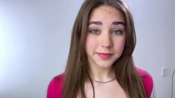 Boldog Fiatal Lány Hölgy Kanapén Videohívást Tart Barátaival Fejlövés Közeli — Stock videók