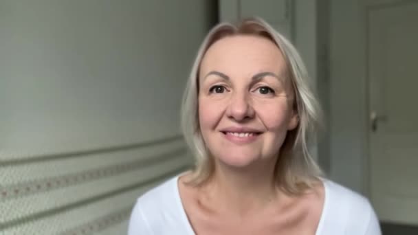 Boldog Érett Szőke Hölgy Kanapén Videóhívást Tart Barátaival Fejlövés Közeli — Stock videók