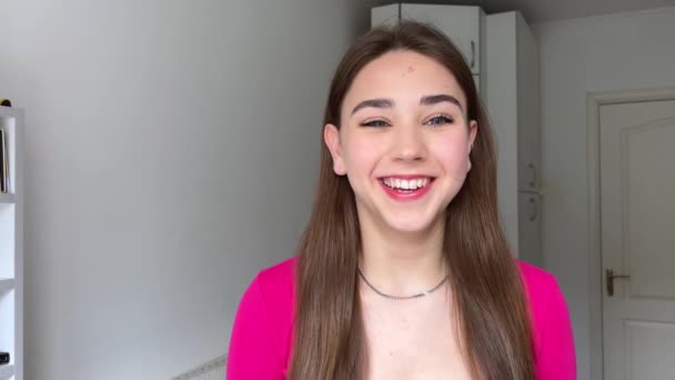 Χαρούμενη Ώριμη Νεαρή Κοπέλα Που Κάθεται Στον Καναπέ Κρατώντας Βιντεοκλήση — Αρχείο Βίντεο
