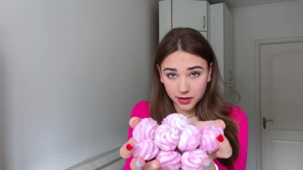 Stapel Von Runden Rosa Marshmallows Auf Pastellrosa Hintergrund Nahaufnahme Hausgemachte — Stockvideo