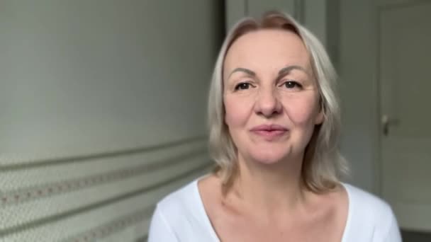 Blont Hår Vuxen Kvinna Ler Positivt Gör Tecken Med Hand — Stockvideo