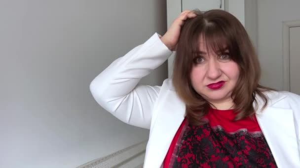 Duda Mujer Arañando Parte Posterior Cabeza Mujer Con Sobrepeso Pensando — Vídeo de stock