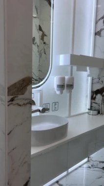 Diş hekimliği, tıp stomatolojisi konsepti modern diş hekimliği bürosu içi stomatoloji kabinesi dişçi koltuğu, parlak iç mekan modern boş cerrahi modern diş hekimliği