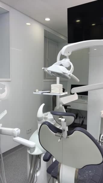 歯科学 医学の病理学の概念現代の歯科医院のオフィスの内部のボケ胃キャビネット歯医者の椅子のインテリア 明るいインテリア現代の空の手術の眺め現代の歯科練習 — ストック動画