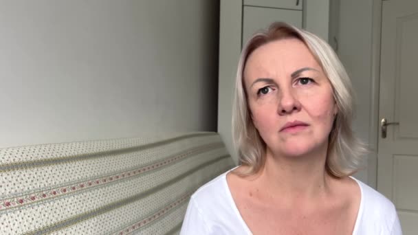 Mujer Confundida Siente Infeliz Problema Vida Personal Riña Romper Con — Vídeos de Stock