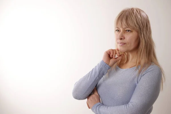 Przemyślana Kobieta Wygląda Namiętnie Powyżej Ubrana Luźny Biały Sweter Pozuje — Zdjęcie stockowe