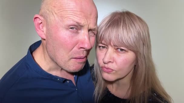 Sebuah Pasangan Dewasa Tampak Dengan Minat Kamera Langsung Dalam Bingkai — Stok Video