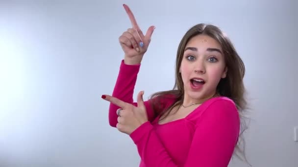 あなたの広告がテキストのためのダンスの場所を示すことができる3つの場所でポイント指ねえ見てください 笑顔女性モデルPointing指左に空のスペースショー広告若い女の子 — ストック動画