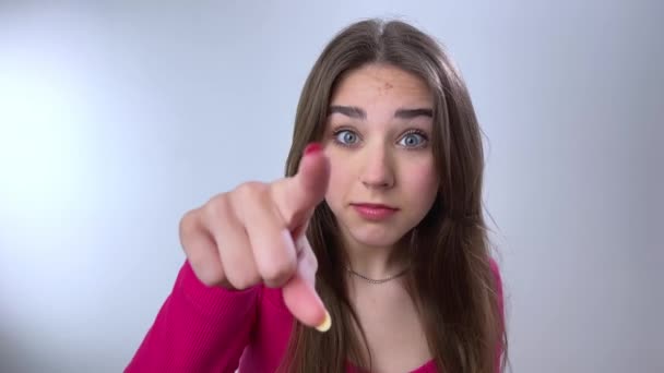Молода Дівчина Дивиться Камеру Нас Вставляє Палець Рамку Вона Спирається — стокове відео