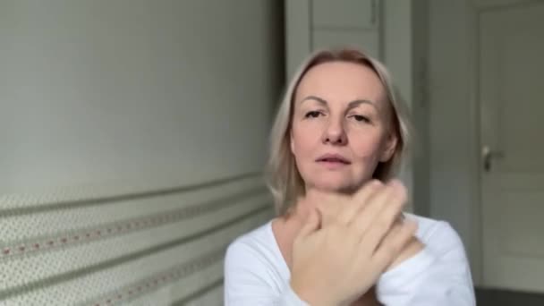 Vuxen Blond Kvinna Delar Återfuktande Kräm Händerna Begreppet Återfuktande Förhindra — Stockvideo