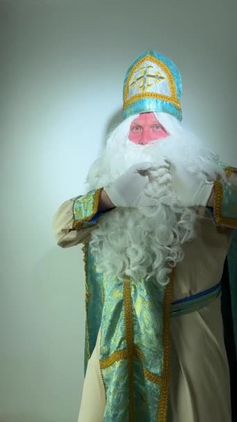 Festive Noel Seasonal Kind Positive Stylish Aged Santa Look Camera — Stock Video