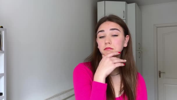 Pembe Kazaklı Genç Bir Kız Koluna Yaslandığını Hoşnutsuzluğunu Ifade Eden — Stok video