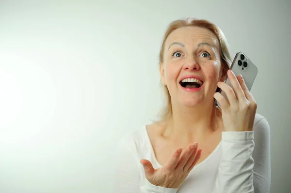 Mujer Pie Con Teléfono Móvil Mano Bailando Feliz Alegre Sonriente —  Fotos de Stock