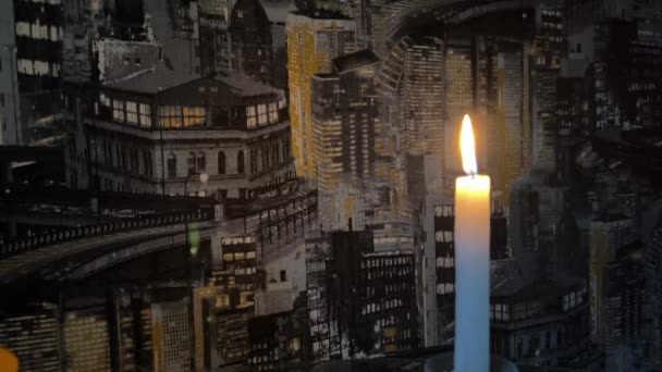 熄灭的蜡烛用烟把蜡烛关上在有明亮窗户的高大黑色房子的后面 一支蜡烛燃烧着 然后它吹灭了火焰 — 图库视频影像