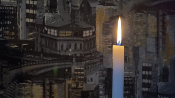 Загасшая Свеча Закрыть Свечу Дымом Фоне Высоких Черных Домов Светящимися — стоковое видео