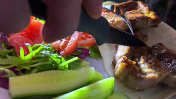 Kebab Caliente Plato Negro Restaurante Con Lechuga Filete Los Tomates — Vídeos de Stock