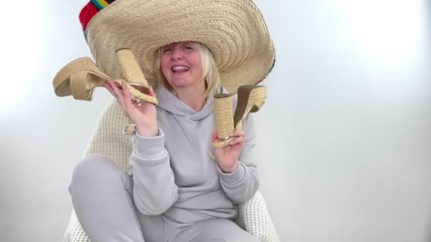 Sombrero Mexicano Bailando Mujer Mexicana Madura Bailando Sombrero Sombrero Sobre — Vídeo de stock