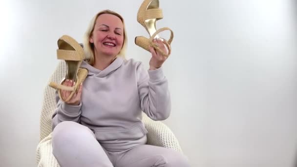 Kalın Topuklu Ayakkabılar Beyaz Arka Planda Saman Izole Yüksek Topuklu — Stok video