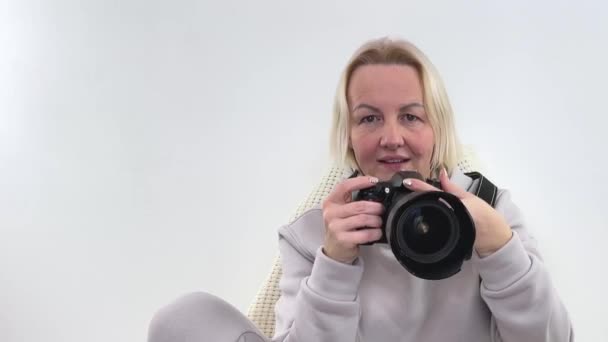 Konsept Seyahat Turizmi Video Çekimi Profesyonel Kameralı Gülümseyen Kadın Yakın — Stok video
