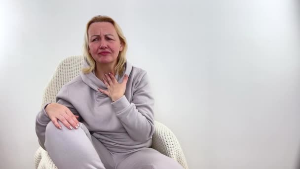 Frauen Leiden Rachenreizungen Schleim Und Husten Fieber Atemwegsinfektion Ungesunde Frauen — Stockvideo