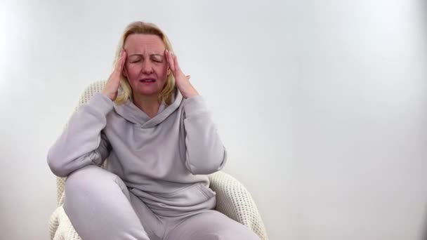 Una Donna Tiene Testa Con Mani Sensazione Mal Testa Emicrania — Video Stock