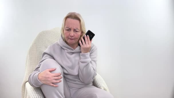 Bouleversé Pleurnicher Mécontent Lunatique Petite Amie Plaindre Parler Dans Smartphone — Video