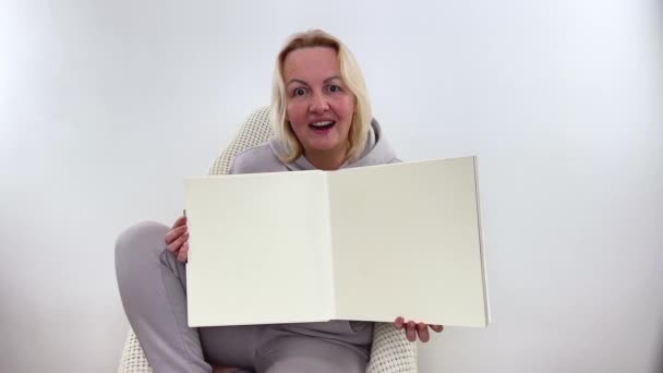Sonriendo Mientras Sostiene Mujer Del Tablero Blanco Apoyada Una Pancarta — Vídeo de stock