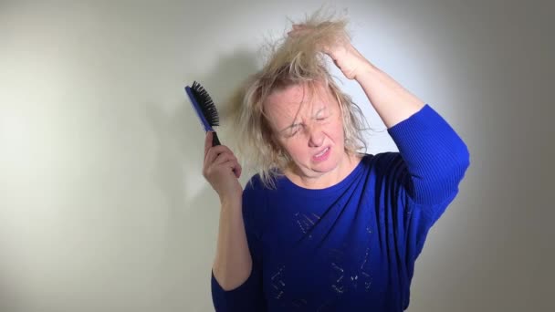 Friseur Medizin Haarsanierung Beschädigt Split Endete Haar Übertrocknet Verdorbene Erwachsene — Stockvideo