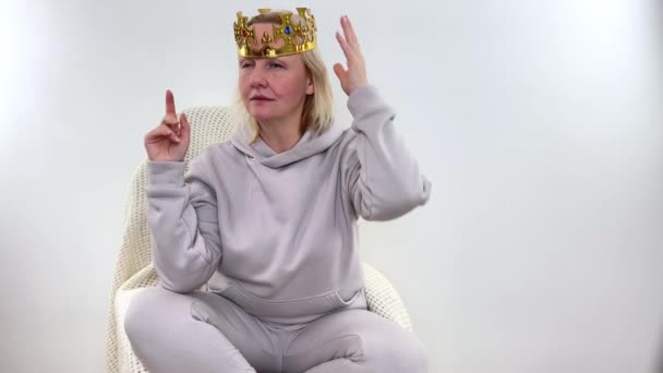 Attraktiv Rik Rik Glad Kvinna Bär Krona Poserar Isolerad Vit — Stockvideo