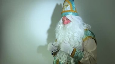 Aziz Niklas ellerini sallayarak sihirli bir Noel Baba yaratıyor ve evde yeni yılı kutluyor. Noel arifesinde, Noel Baba dans ediyor. Aile tatili kavramı.