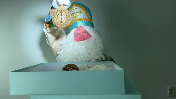 Eski Komik Noel Baba Aziz Niklas Hediye Paketlerini Çanta Içinde — Stok video