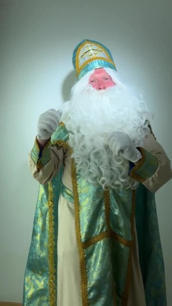 手を振っている聖ニコラスは魔法のジョリー サンタは自宅で新年を祝う作成します クリスマス サンタクロースが踊っています家族の子供の休日の概念 — ストック動画