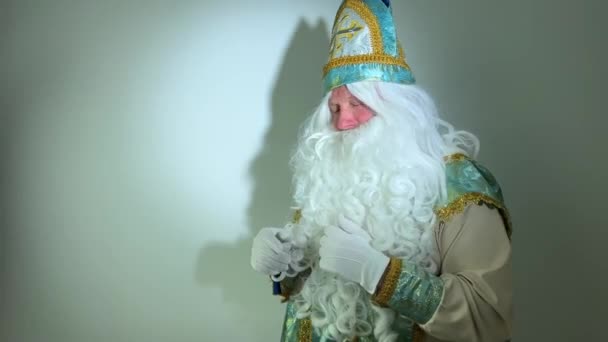 Sankt Nikolaus Trollkarlar Viftar Med Händerna Skapar Magi Jolly Santa — Stockvideo