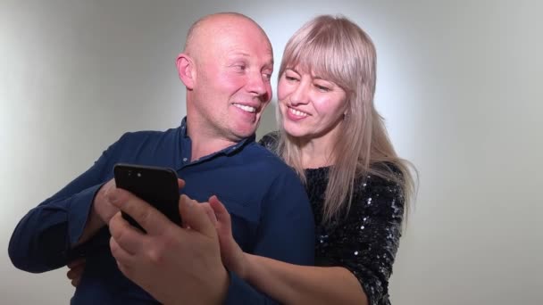 Glückliches Paar Mit Telefon Teilen Social Media Nachrichten Hause Lächelnde — Stockvideo
