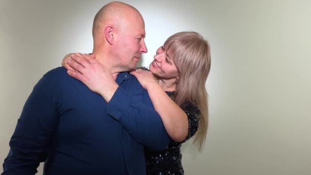 Lykkelig Kjærlig Voksen Mann Som Omfavner Kyssende Kone Med Ømt – stockvideo