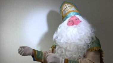 Komik, yaşlı, sakallı Noel Baba, Aziz Niklas Mutlu Noeller diliyor, depo atölyesinde duruyor, web kamerasının sanal sohbet konsepti 4k